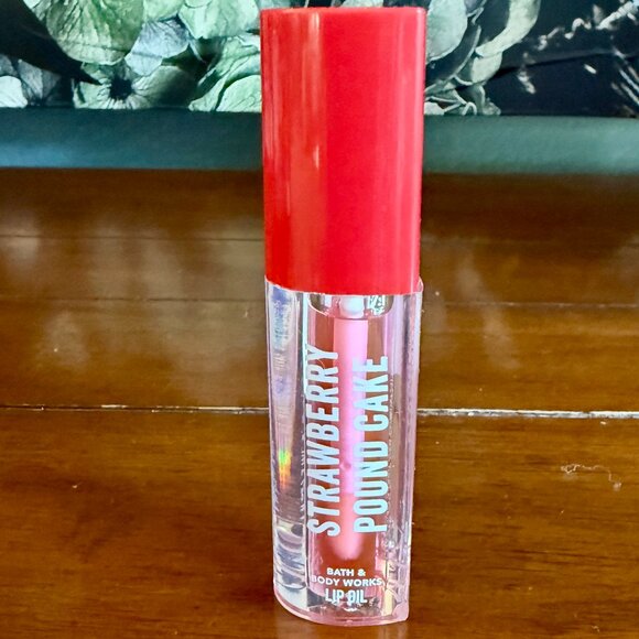 NEW STRAWBERRY POUND CAKE Lip Oil Bath & Body Works - Picture 1 of 2